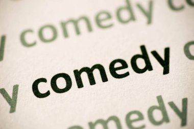 beyaz kağıt makro üzerinde basılı kelime komedi