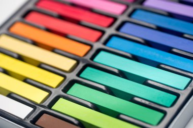 kutusunu makro seçici odak içinde canlı renkli pastel boya kalemi