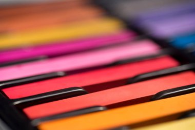 kutusunu makro seçici odak içinde canlı renkli pastel boya kalemi