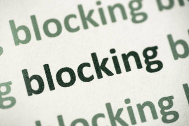 beyaz kağıt makro üzerinde basılı kelime engelleme