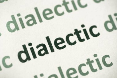 beyaz kağıt makro üzerinde basılı kelime diyalektik