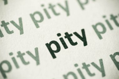 beyaz kağıt makro üzerinde basılı kelime yazık