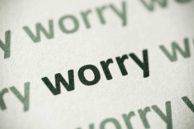 beyaz kağıt makro üzerinde basılı kelime endişe