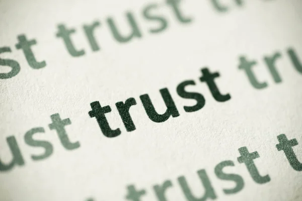 Wort Vertrauen Auf Weißem Papier Makro Gedruckt — Stockfoto