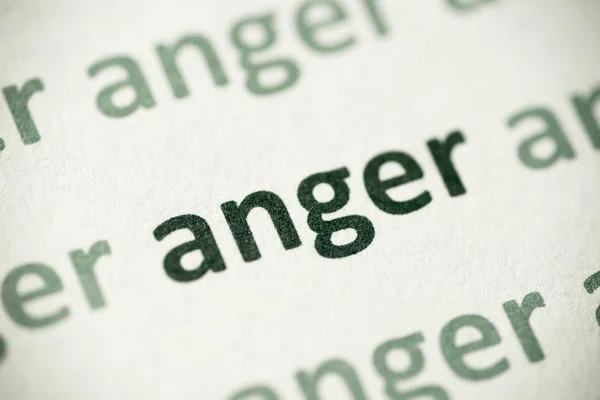Gniew Słowo Drukowane Białym Papierze Makro — Zdjęcie stockowe