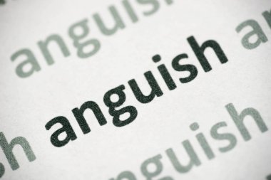 beyaz kağıt makro üzerinde basılı kelime ızdırap