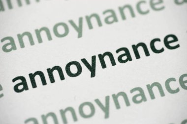 beyaz kağıt makro üzerinde basılı kelime annoynance