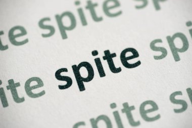 beyaz kağıt makro üzerinde basılı kelime kin