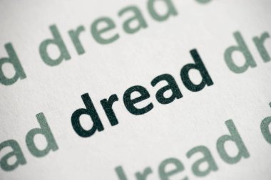 beyaz kağıt makro üzerinde basılı kelime korku