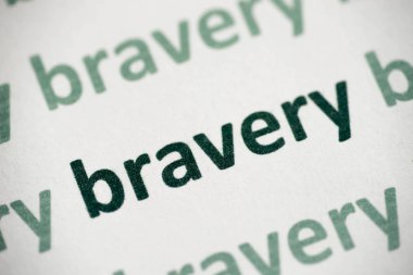 beyaz kağıt makro üzerinde basılı kelime cesaret