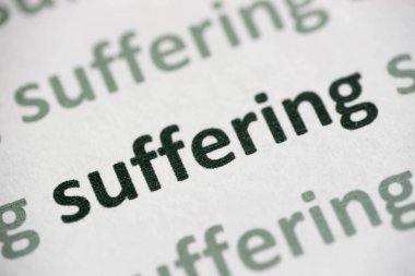 beyaz kağıt makro üzerinde basılı kelime acı