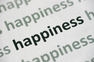beyaz kağıt makro üzerinde basılı kelime mutluluk