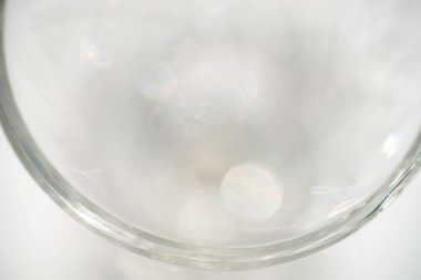 Beyaz arka plan üzerinde boş bardak makro Üstten Görünüm