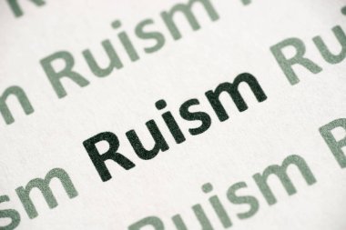 kelime Ruism beyaz kağıt makro baskılı