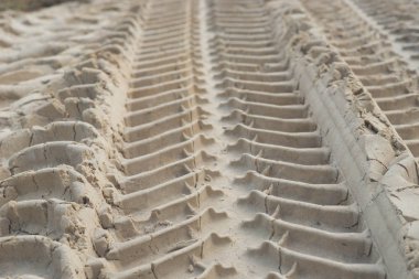 kum makro traktör lastik izlerini