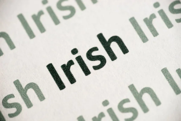 ホワイト ペーパーのマクロで印刷された単語アイルランド語 — ストック写真
