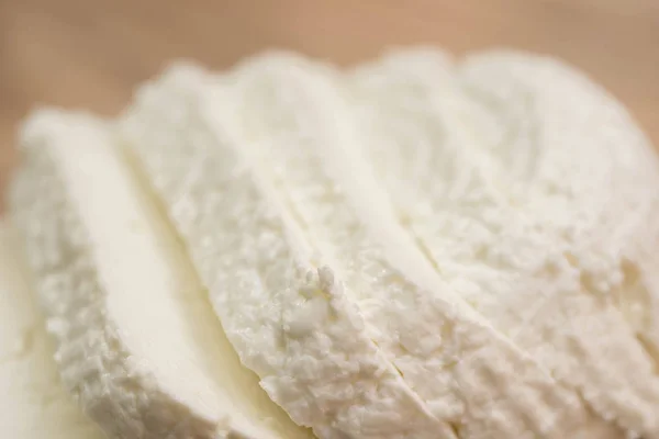 Ahşap Kesme Tahtası Macron Üzerinde Beyaz Peynir Dilimlenmiş — Stok fotoğraf