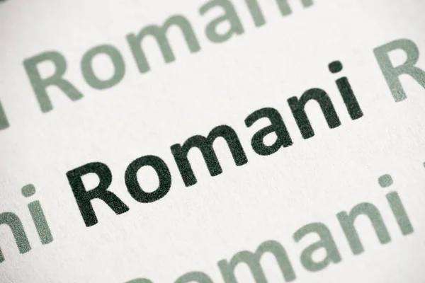 Wyraz Język Romski Drukowany Białym Papierze Makro — Zdjęcie stockowe