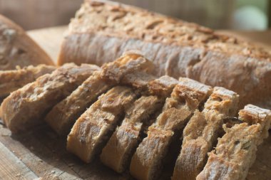masada ahşap kesme tahtası üzerinde ekmek dilimleri