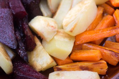 plaka üzerinde pişmiş sebze