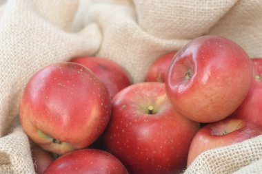 Grup jüt tekstil zemin üzerine kırmızı elma