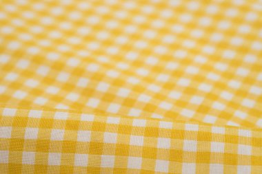 FOLED beyaz ve sarı damalı masa örtüsü