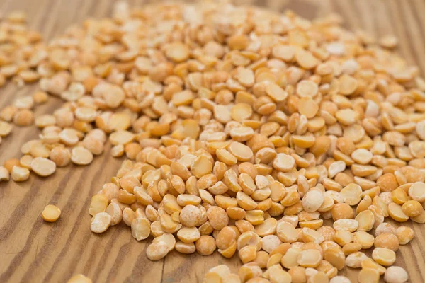 黄色の乾燥エンドウ豆マクロのヒープ — ストック写真