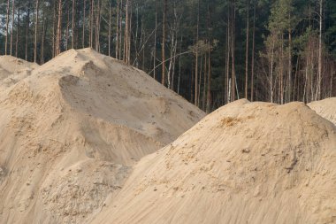 büyük güneşli kum yığınları