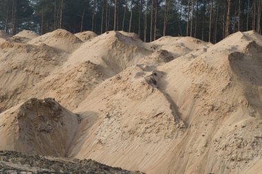 büyük güneşli kum yığınları
