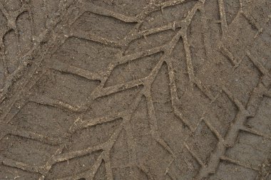 zemin üzerinde lastik izi 