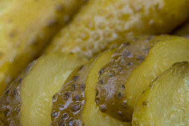 plaka üzerinde salatalık turşusu