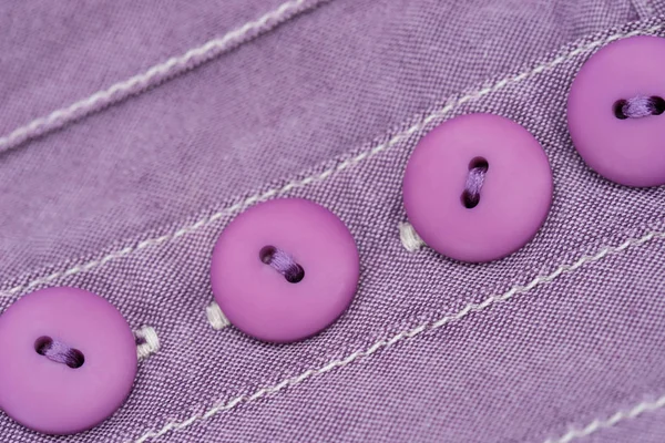 Fialový tlačítka - detail šatů — Stock fotografie