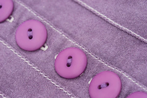Fioletowe guziki - szczegóły sukni — Zdjęcie stockowe