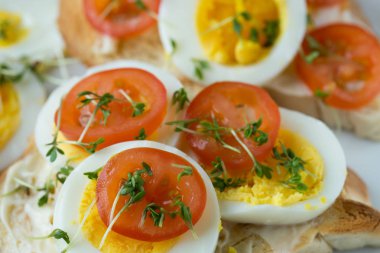 sandviç açık yumurta ve domates ile