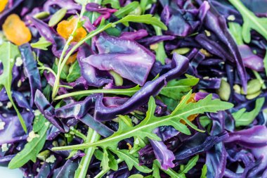 kırmızı lahana ve roka yaprakları ile salata 