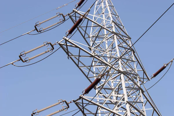 Líneas eléctricas y pilón en el cielo azul — Foto de Stock