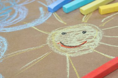 geri dönüşümlü kağıt üzerinde el çizim - güneş ve bulutlar 