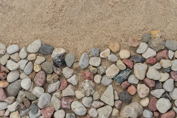 Gräns gjord av sten stenar på sand — Stockfoto