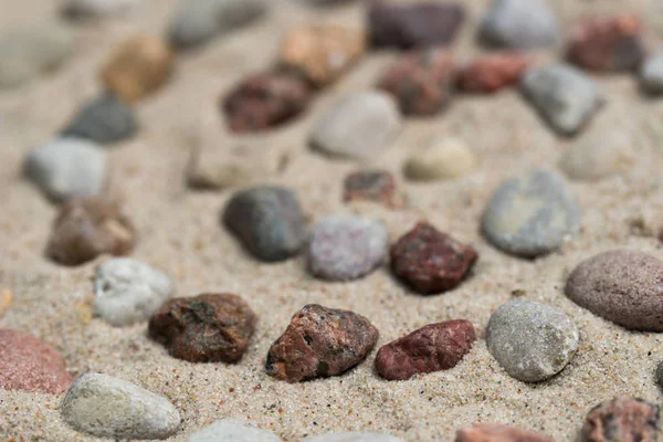 Spiral mönster av pebbes på sand — Stockfoto
