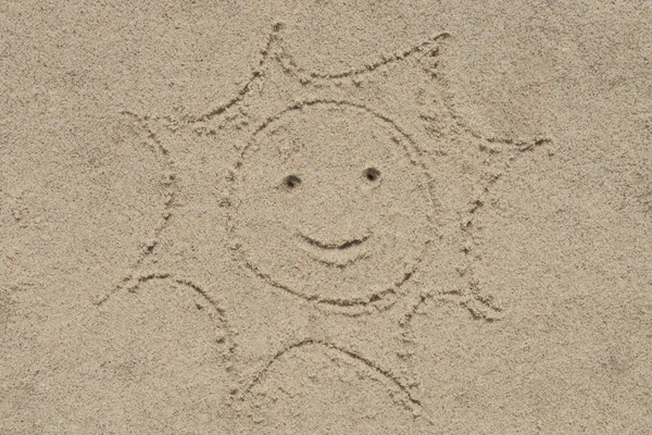 Sole sorridente su disegno di sabbia — Foto Stock