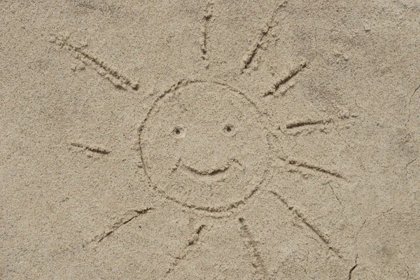 Souriant soleil sur sable dessin — Photo