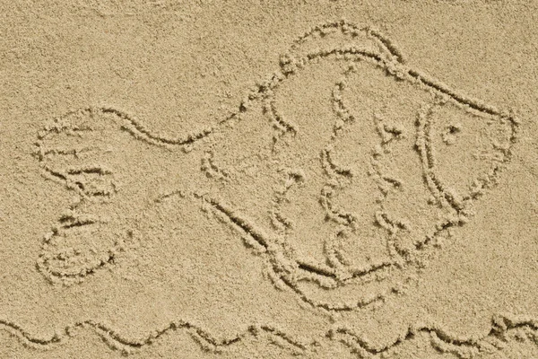 Símbolo de pescado escrito en la arena — Foto de Stock