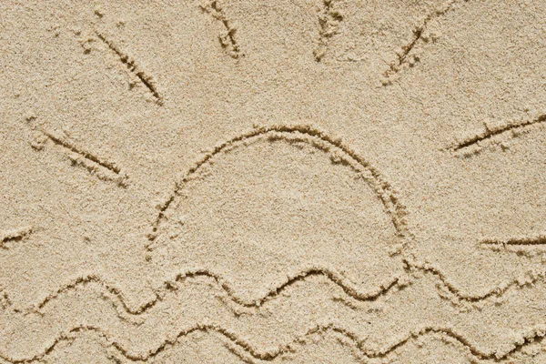 Sol e ondas escritas na areia — Fotografia de Stock
