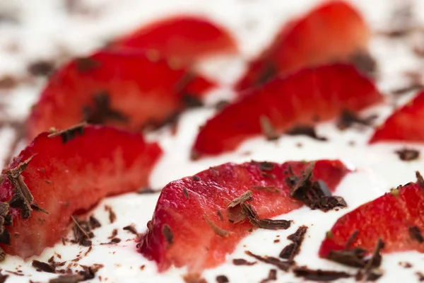 Postre con fresas, chocolate y crema — Foto de Stock