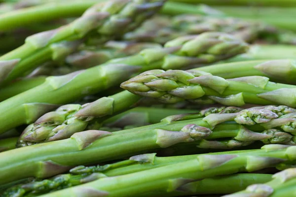 Grupp av rå grön sparris Macro — Stockfoto