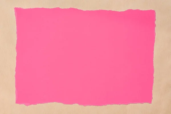 Pieza rosa de papel desgarrado en la textura de fondo de papel reciclado — Foto de Stock
