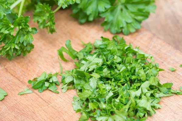 Chopped parsley leaves on cutting board — Stock Photo, Image