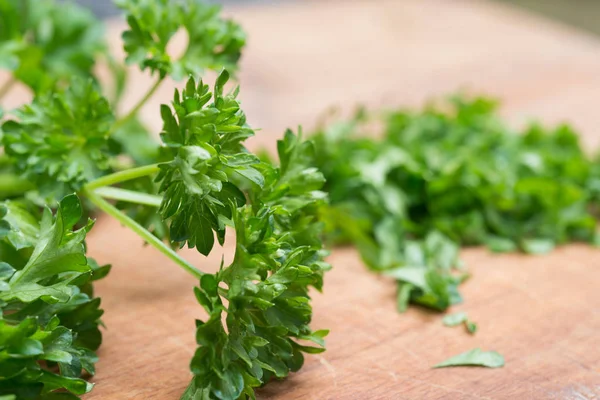 Chopped parsley leaves on cutting board — Stock Photo, Image