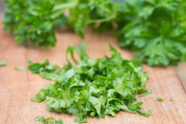 Chopped parsley leaves on cutting board — Stock Photo, Image