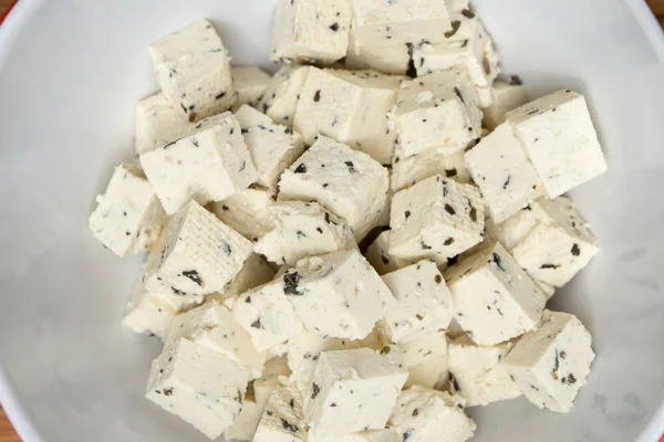 Tofu cubess med örter i vit skål — Stockfoto